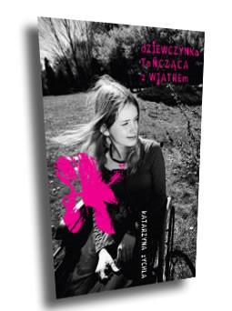 Dziewczynka tańcząca z wiatrem