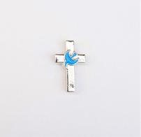 Znaczek metalowy - srebrny - krzyżyk z gołąbkiem